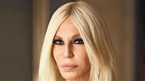 donatella versace apr eil gardaroba|donatella versace age.